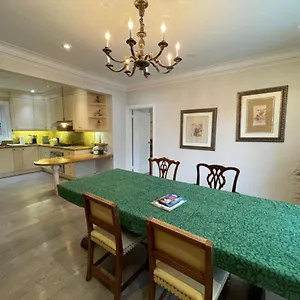 Guest house Private In Forest Hill With Full Kitchen And Parking